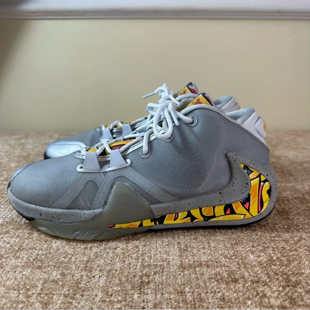 Nike Zoom Freak 1 GS Graffiti Giannis Mid-Top Sneakers Size 5Y